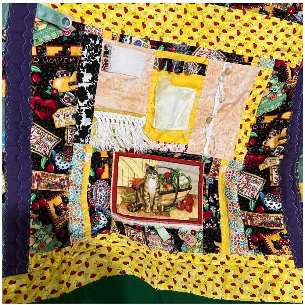 Lap quilt with fidget mat in center